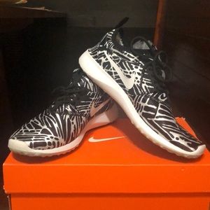 Nike black and whit print women’s tennis